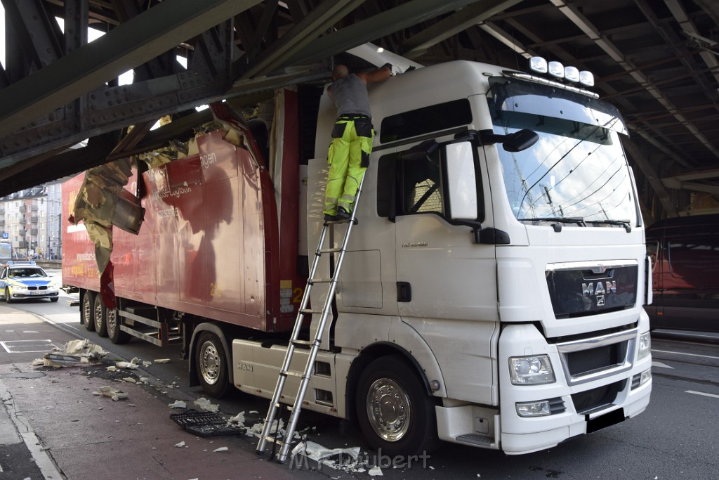 LKW blieb unter Bruecke haengen Koeln Deutz Opladenerstr Deutz Muelheimerstr P029.JPG - Miklos Laubert